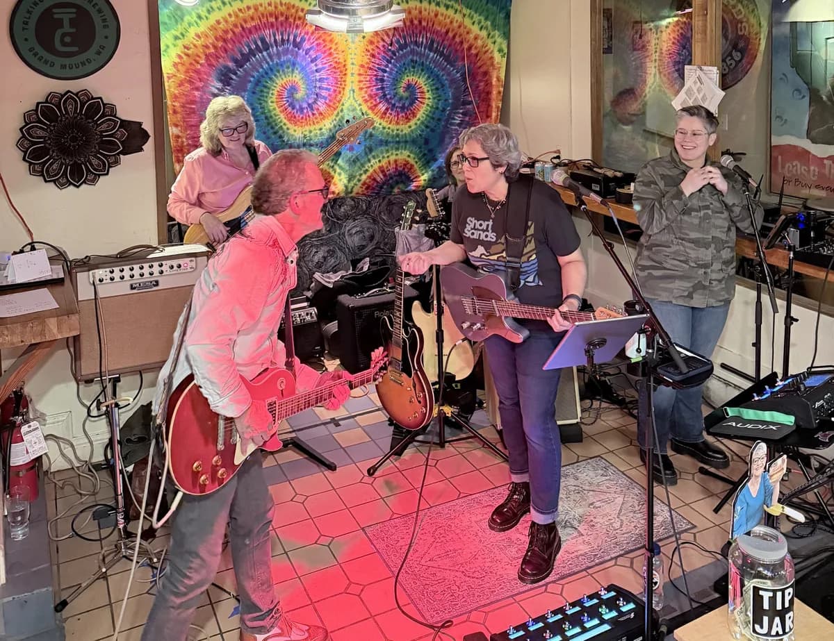 Live · Howling Moon · Mar 26